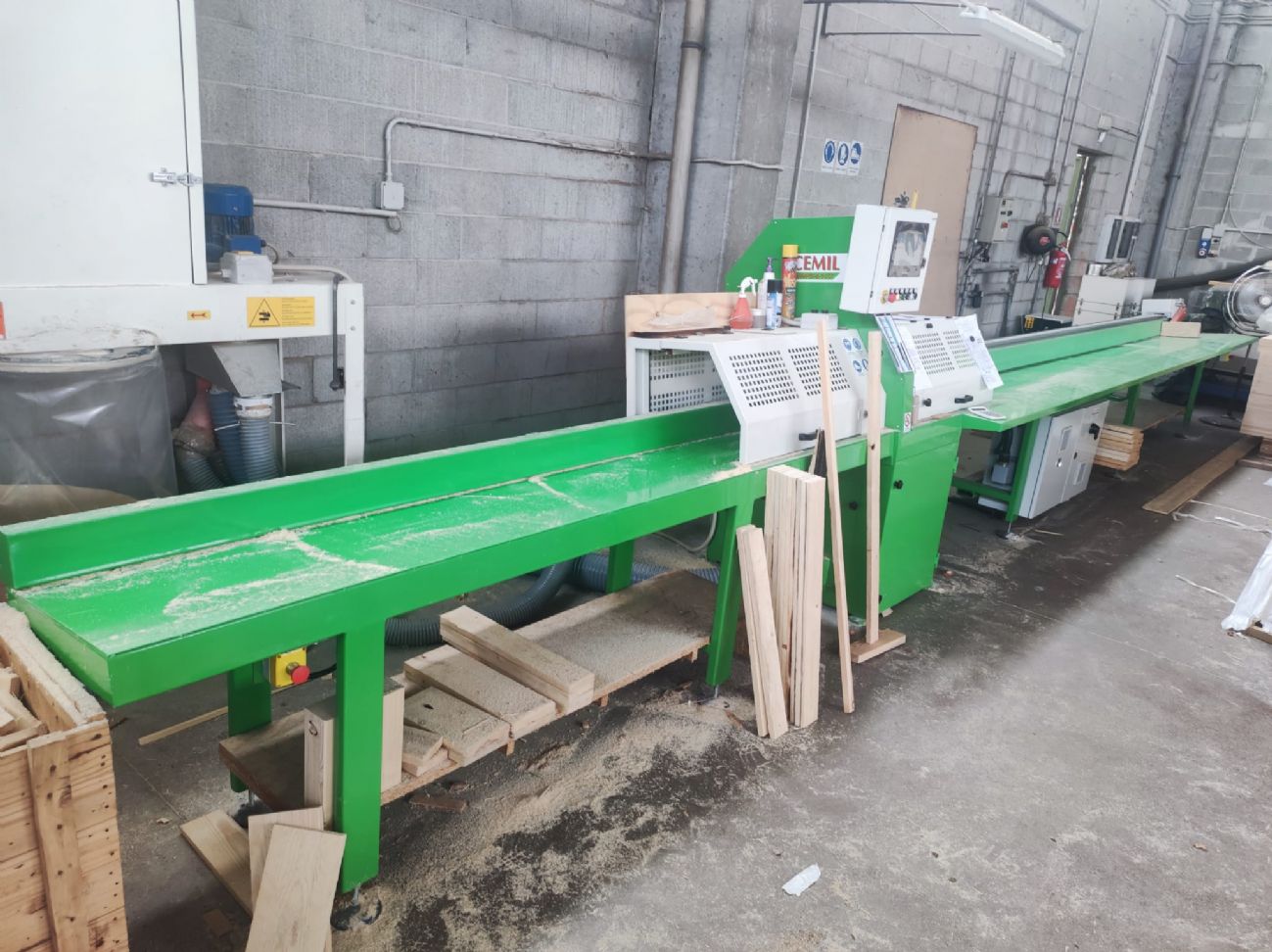 Troncatrice automatica con spintore